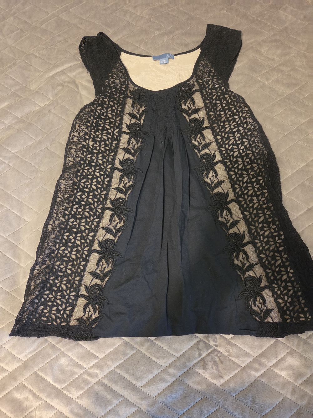 lei Black Lace-Panel Embroidered Tunic Top